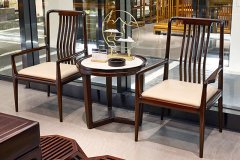 廣東新中式家具裝修衛(wèi)生間防滑瓷磚那么多，該