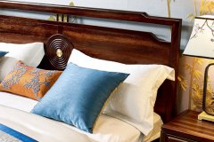 如何選擇客廳的優(yōu)質紅木家具？